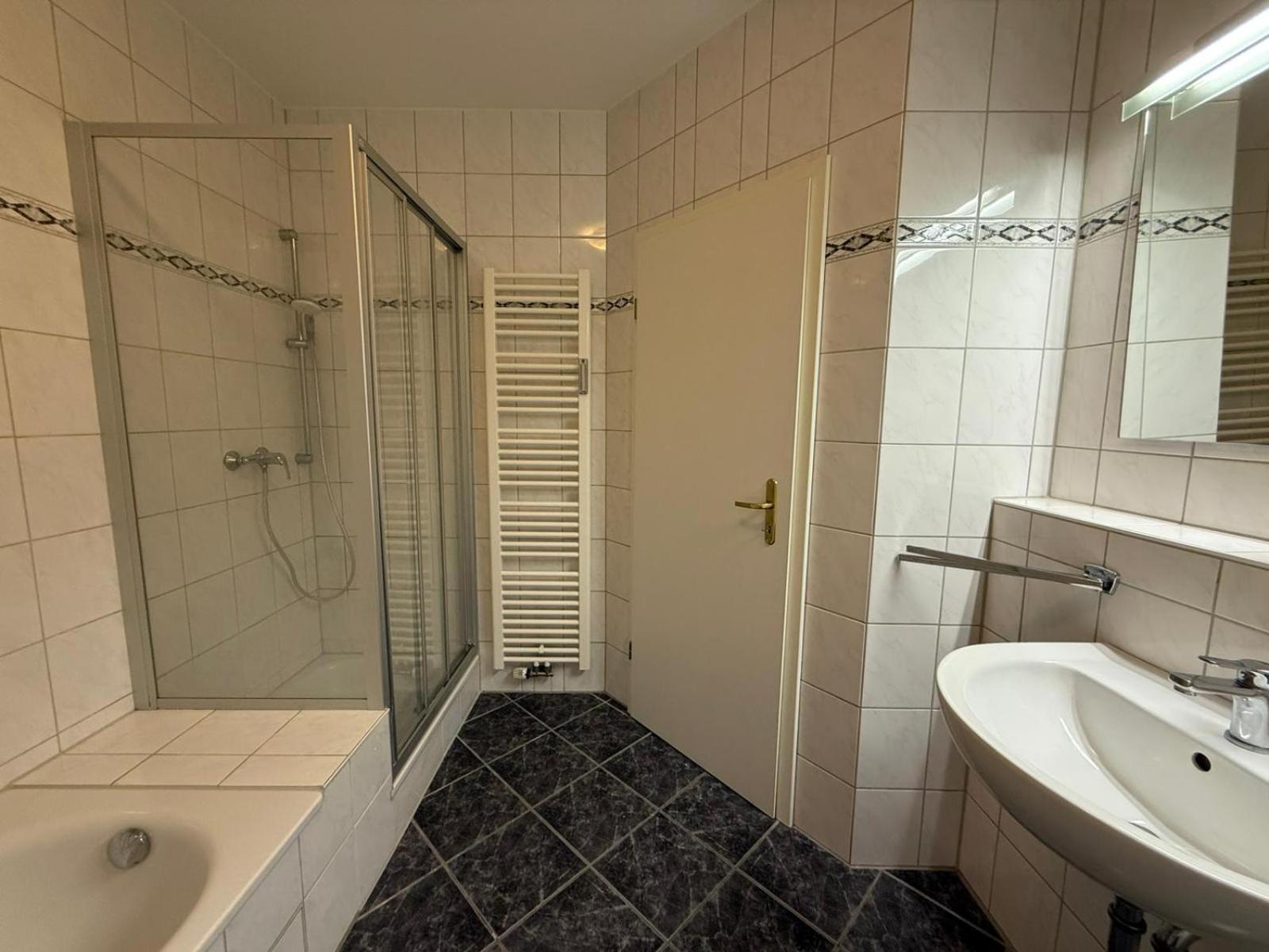 Apartment Strahlend Schoen Und Renoviert
